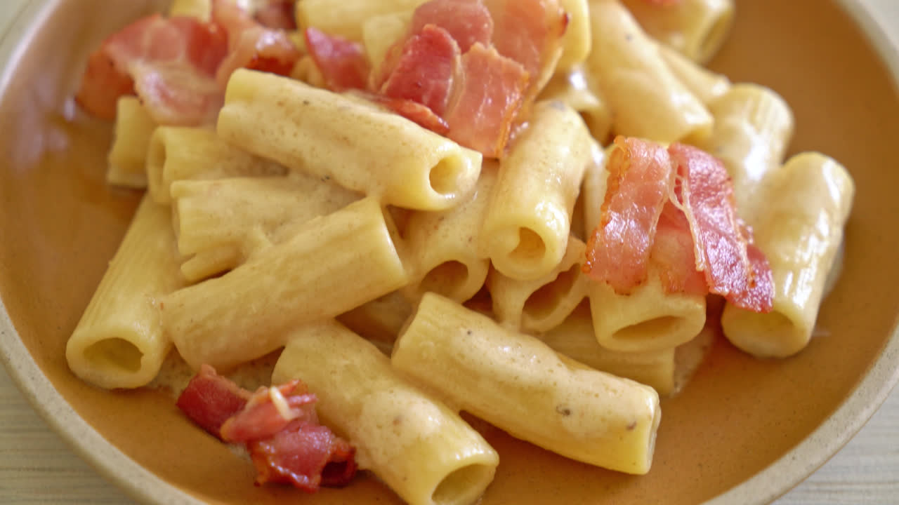 pasta rigatoni de espagueti casera con salsa blanca y tocino - estilo de comida italiana-5
