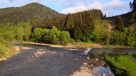 Sommerlandschaft-Mit-Fluss-Und-Bergen.-Berglandschaft