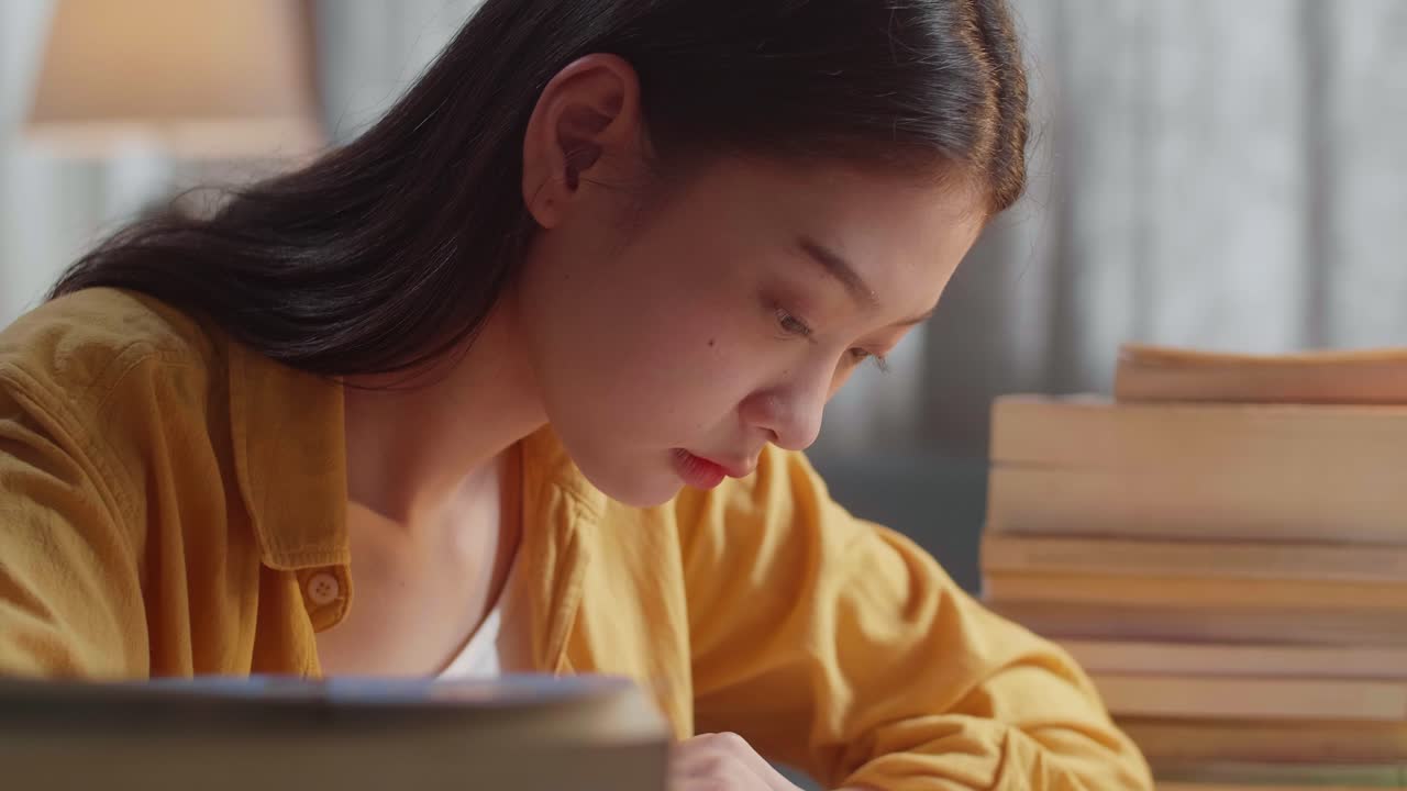 공부하는 젊은 여성