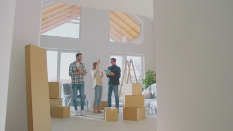 agente inmobiliario mostrando la nueva casa a la pareja