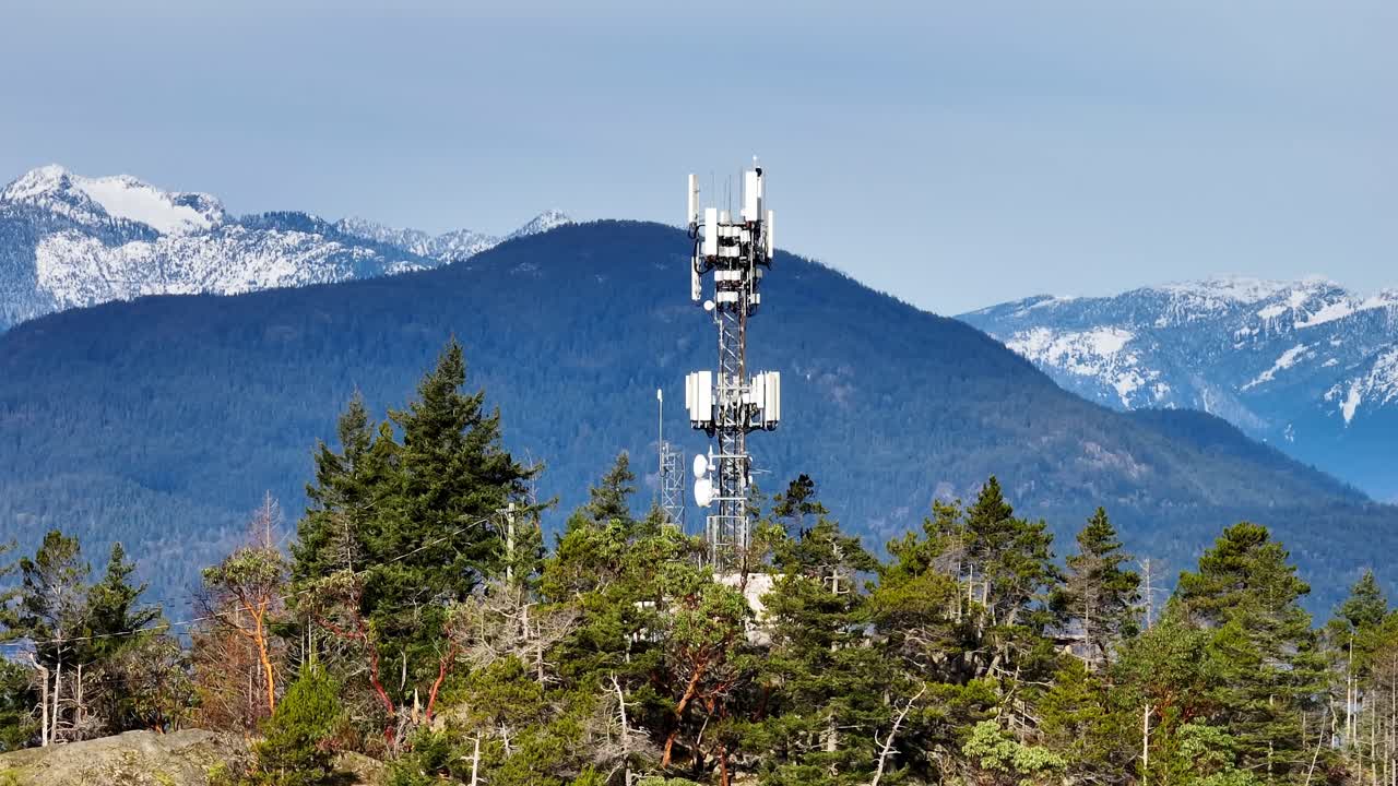 torre de telecomunicaciones en la cima de la montaña en la bahía de la herradura en bc, canadá