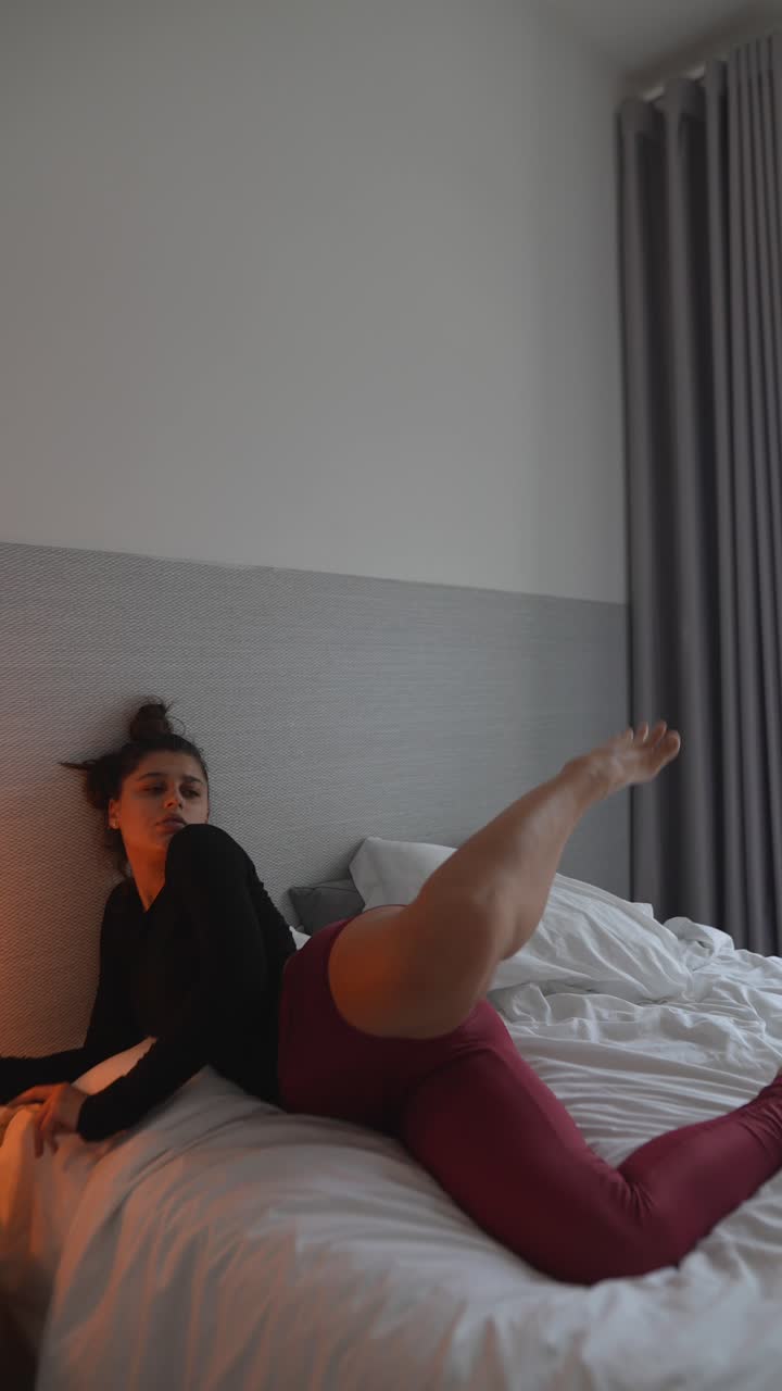 침실에서 스트레칭하는 여자