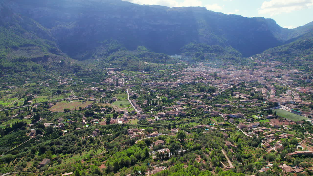 vista aérea de la ciudad de soller en mallorca, españa, con las colinas y el valle circundantes