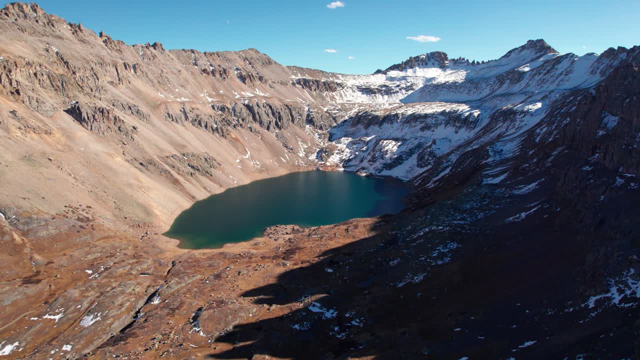vista aérea de un avión no tripulado del lago azul en telluride, colorado