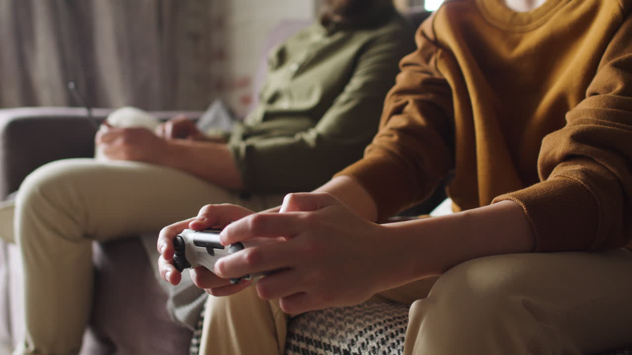 거실에 있는 남자와 소년