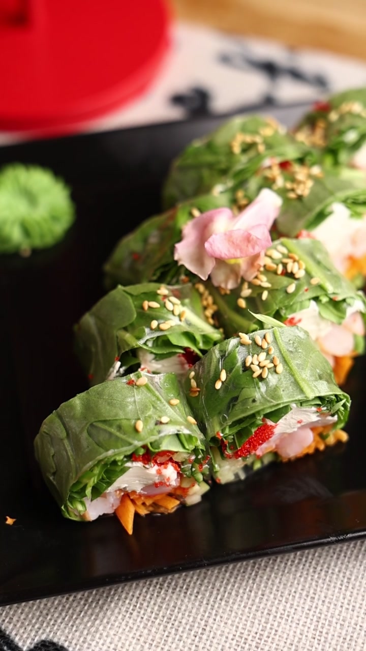 Roll di sushi freschi di verdure serviti su un piatto nero