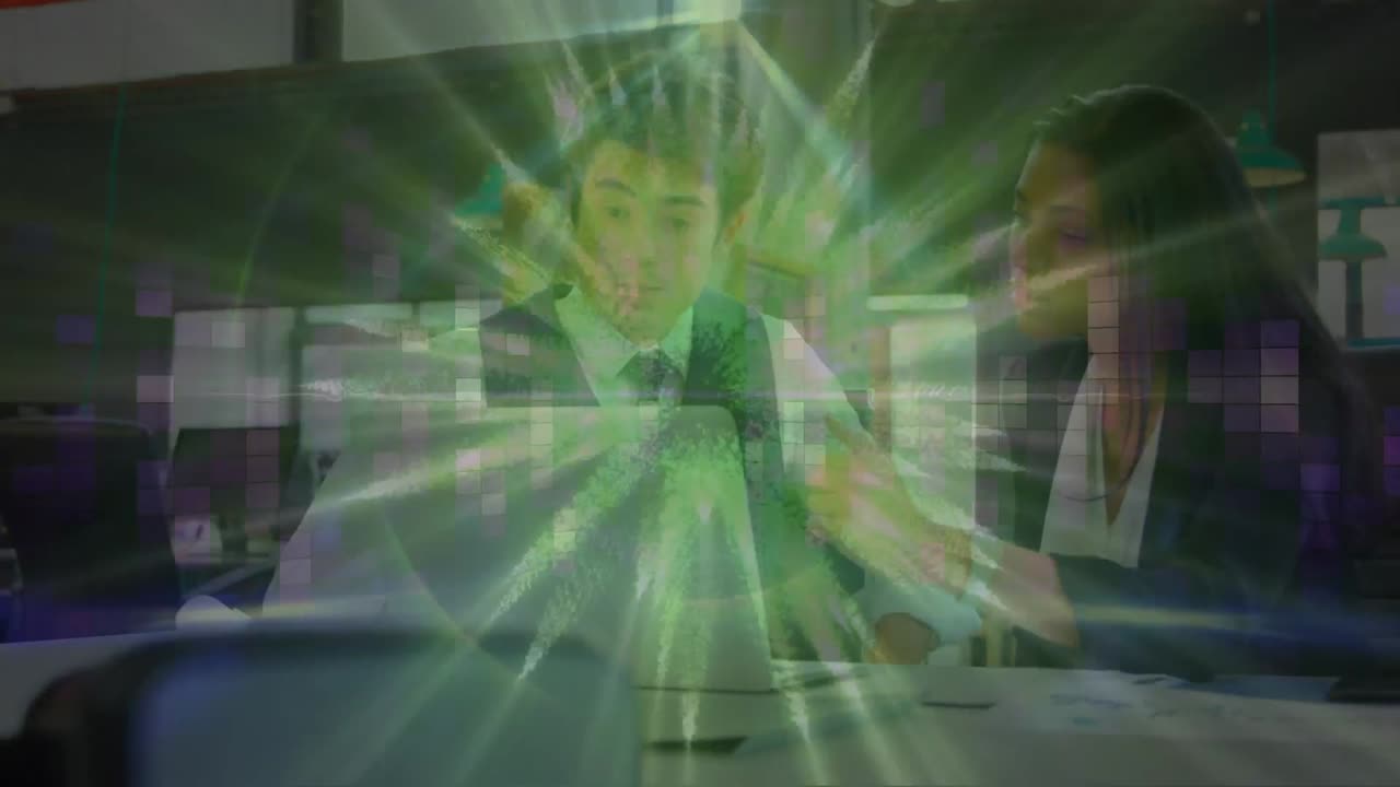 animación de la pelota de discoteca sobre diversas personas de negocios que usan computadora portátil en la oficina