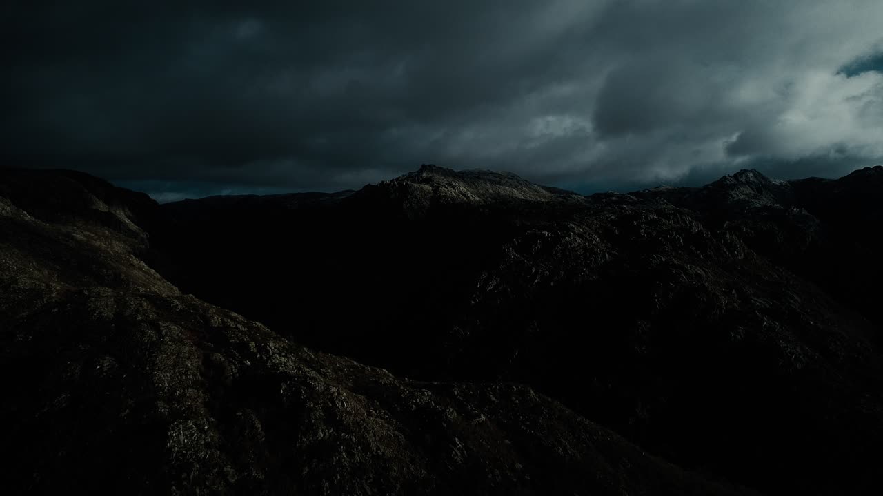 Montagne Nebbiose Di Notte Vista Aerea
