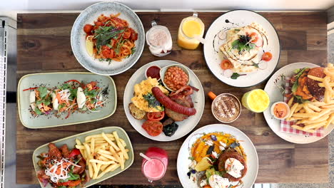 Slight-movement-of-chicken-wings-and-hot-potato-chips-in-flat-lay-arrangement