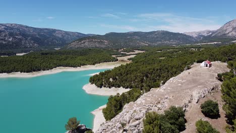 Vista-Aérea-De-Drones-Del-Mirador-Peña-Quesada-En-El-Parque-Nacional-Sierra-Cazorla,-Segura-Y-Villas,-Jaén,-Andalucía,-España---Vuela-Sobre-El-Lago-Azul-Y-El-Embalse-De-Agua