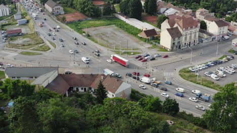 Lapso-De-Tiempo-Del-Tráfico-De-Automóviles-Ocupado-En-El-Cruce-De-La-Calle-De-La-Ciudad-En-Brno,-Chequia