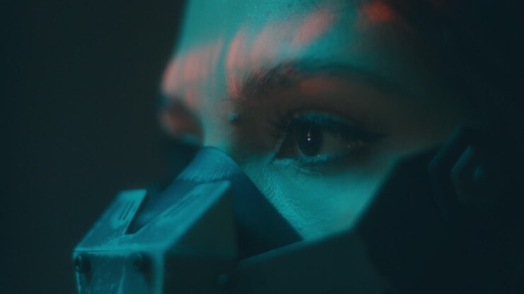 Donna con maschera cyberpunk