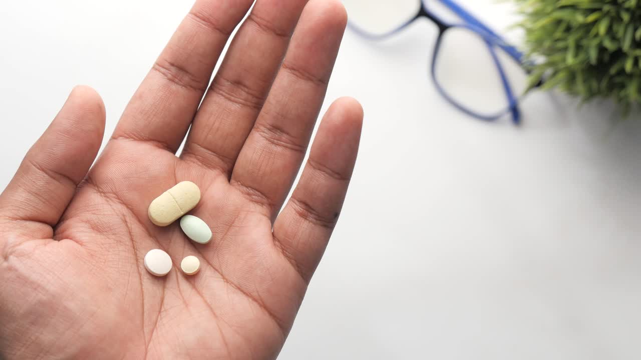 con las píldoras en la mano