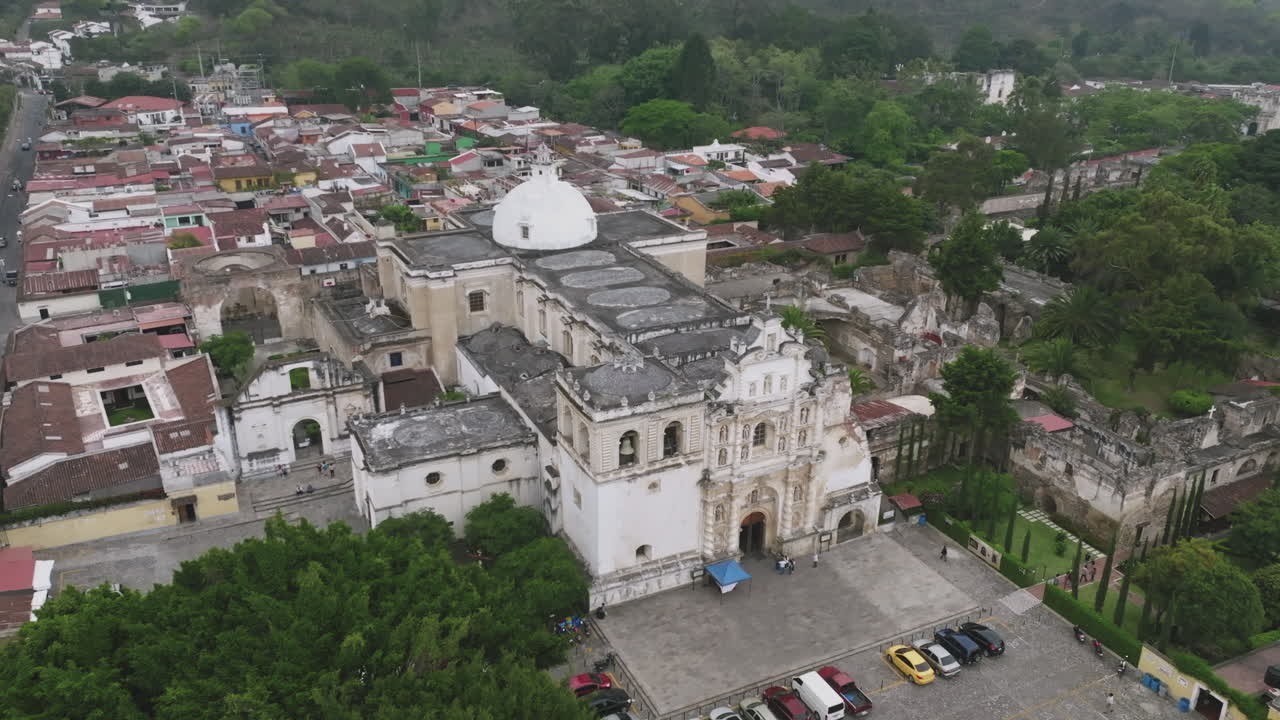 imágenes aéreas giratorias de la fachada desmoronada de una catedral que se mueve lentamente sobre el techo en antigua, guatemala