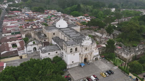 imágenes aéreas giratorias de la fachada desmoronada de una catedral que se mueve lentamente sobre el techo en antigua, guatemala
