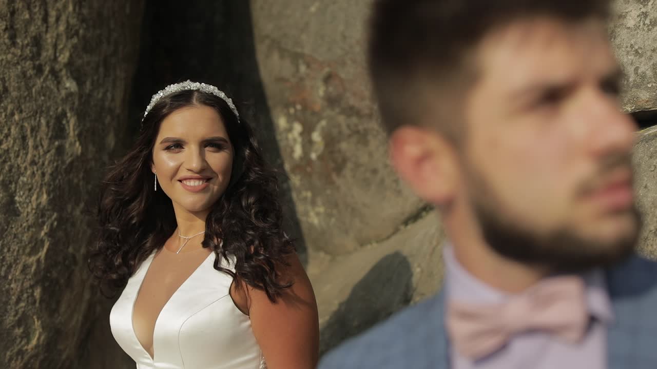 el novio con la novia cerca de las colinas de la montaña. pareja de bodas. familia feliz en el amor