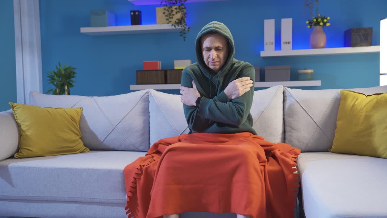 un hombre enfermo con baja temperatura corporal en una casa fría no se siente bien, su salud está en peligro.