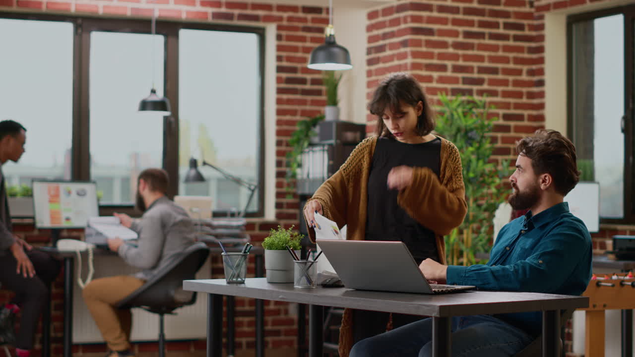 Equipo de empresarios trabajando en un informe de empresa