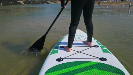 paddleboarding eines jungen mädchens mit ehrfurcht 3