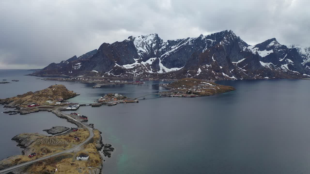 로포텐 레이인 산 정상 위를 날아다니며 그림 같은 겨울 푸른 바다를 바라보고 있습니다.
