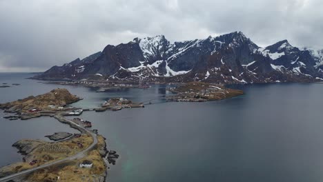 volando sobre los picos de las montañas lofoten reine con vistas al pintoresco océano azul invernal