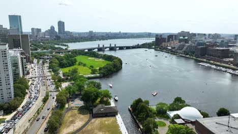 Vista-Aérea-Del-Río-Charles-Atravesando-Boston-Con-El-Parque-Lederman-Sentado-En-La-Orilla-Del-Río.