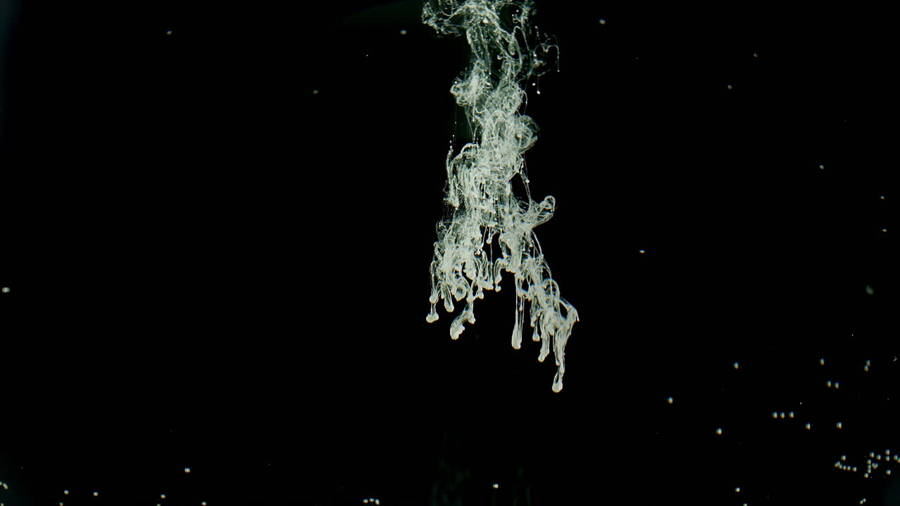 흰색 잉크 방울은 검은 공간, 추상 내부 확산