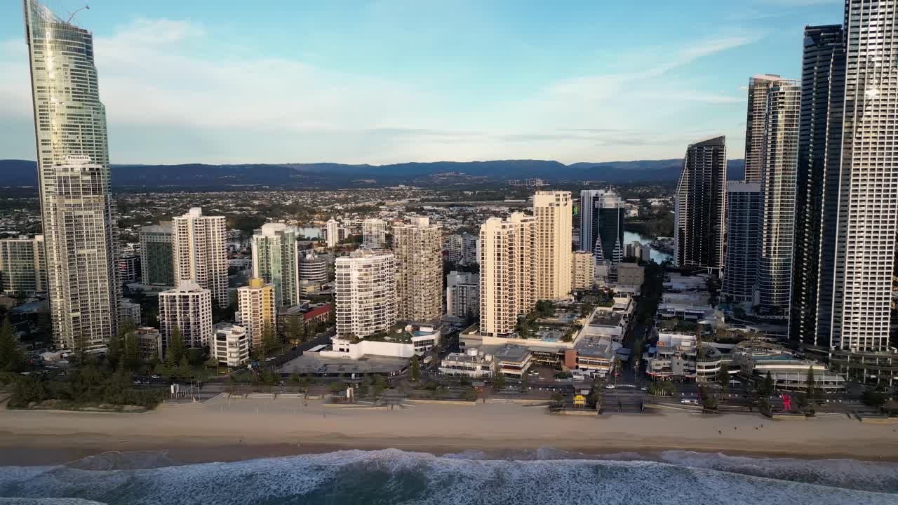 서퍼즈 파라다이스 스카이라인, 골드 코스트,  ⁇ 즈랜드, 오스트레일리아 20230502에 평행한 왼쪽에서 오른쪽으로