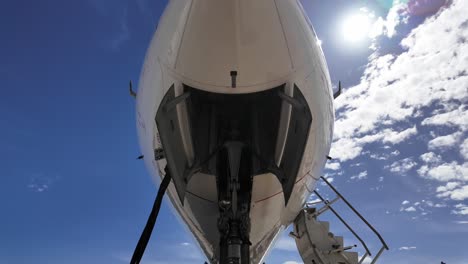 vista frontal externa de un avión de tamaño mediano