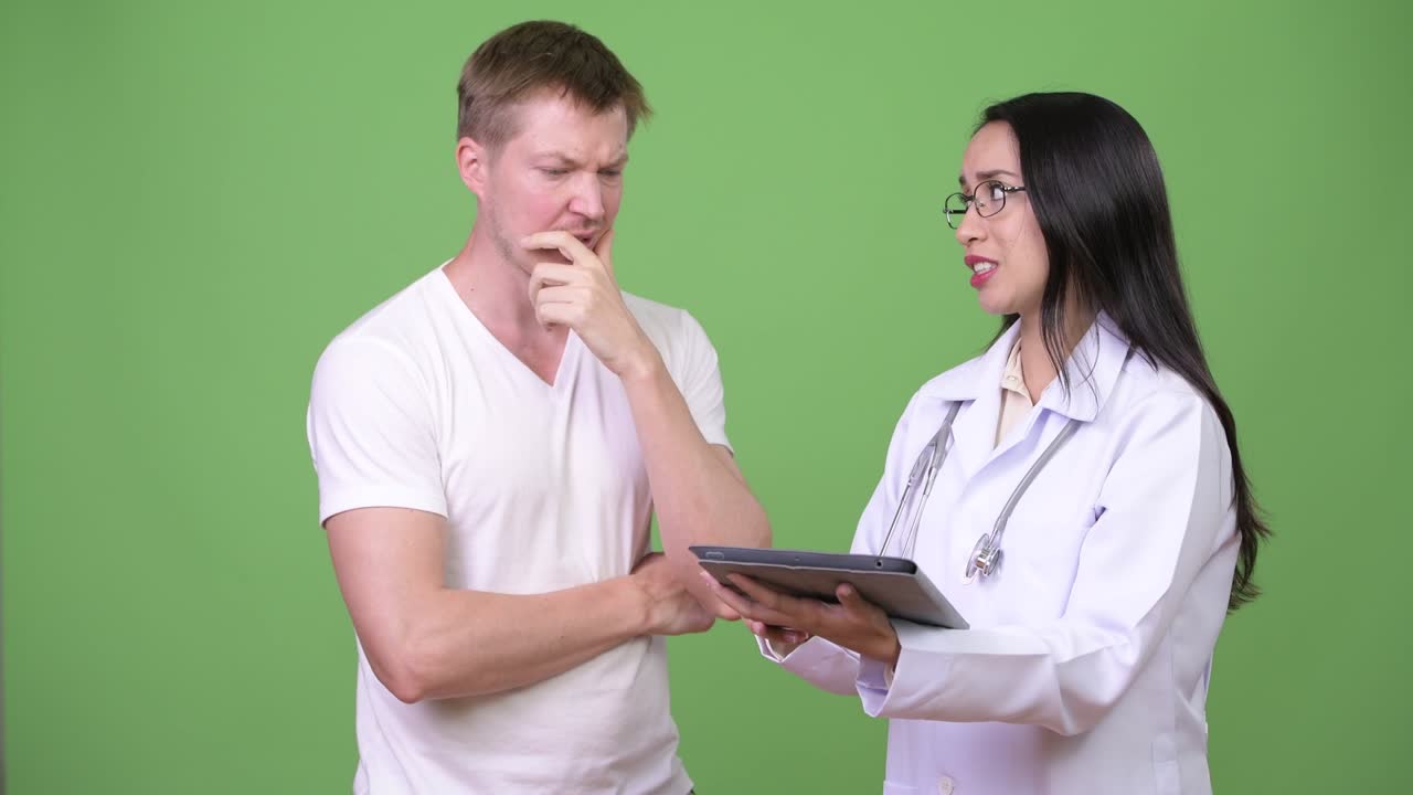 젊은 아시아 여성 의사가 젊은 남성 환자에게 상담을 하고 있다