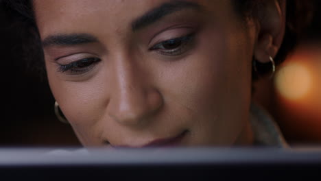 Primer-Plano-Retrato-De-Una-Mujer-Atractiva-Usando-Una-Tableta-Viendo-Una-Película-Por-La-Noche-Mirando-La-Pantalla-Disfrutando-Del-Entretenimiento-En-Línea-Tomando-Café