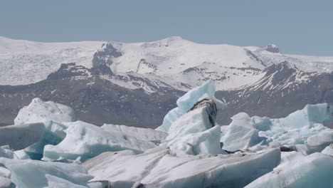 Zugvögel-Fliegen-über-Die-Gletscherlagune-Jökulsárlón-Im-Süden-Islands