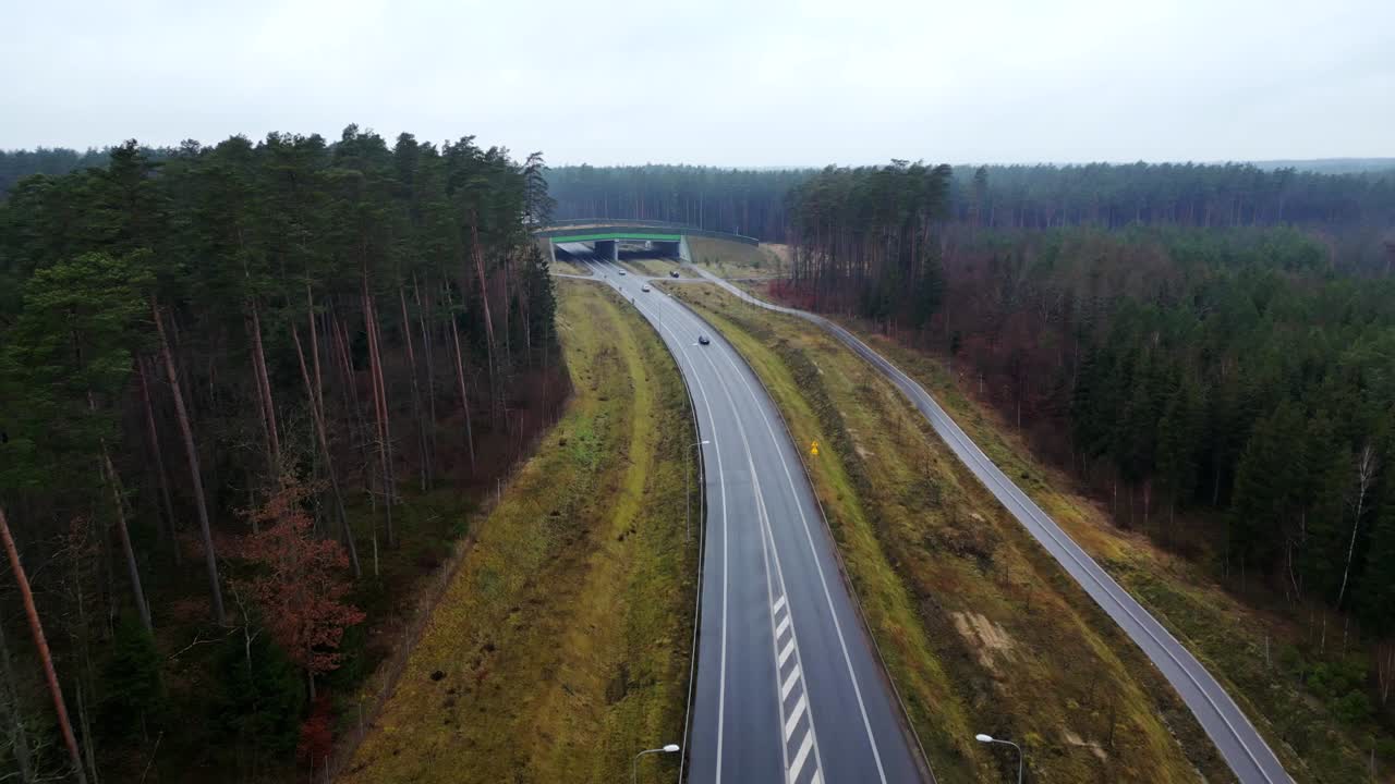 tráfico en una carretera de dos carriles. vista aérea de un avión no tripulado en un sombrío día de otoño