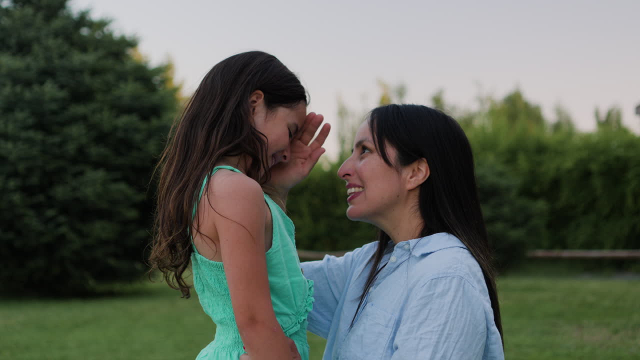 persona caminando en el bosque