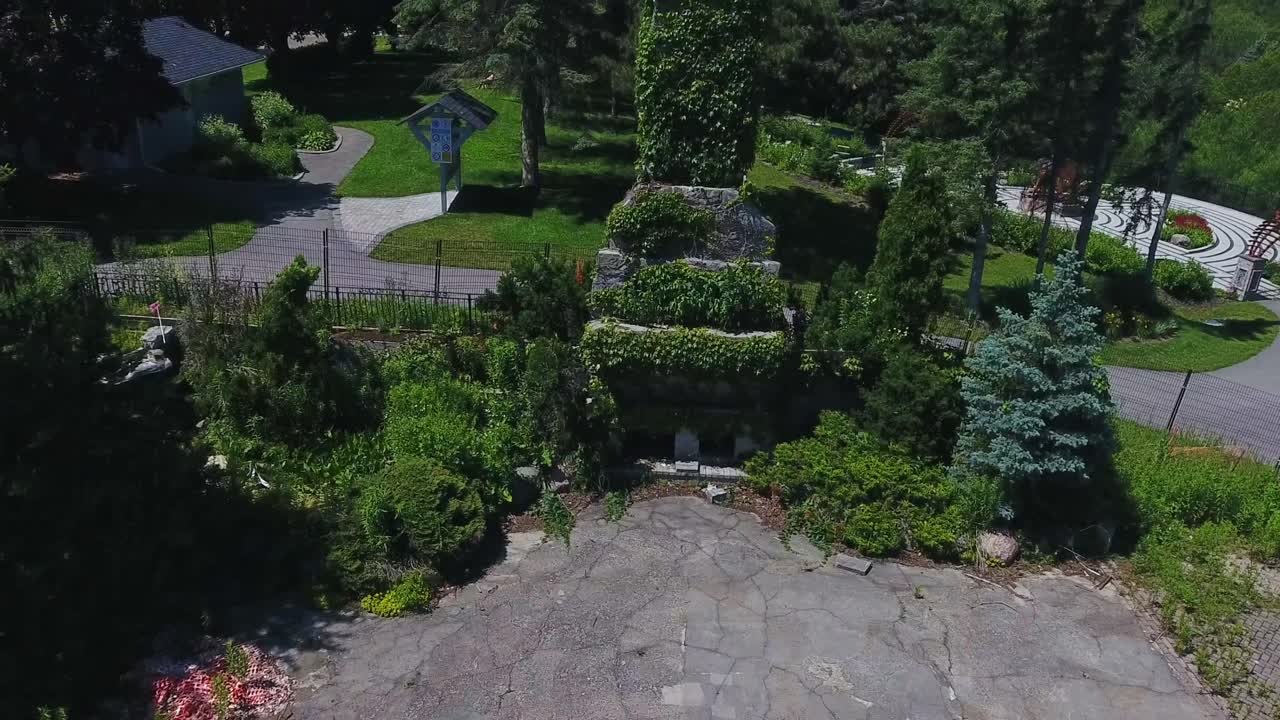cullen central park en whitby, canadá, drone aéreo disparado sobre el viejo edificio