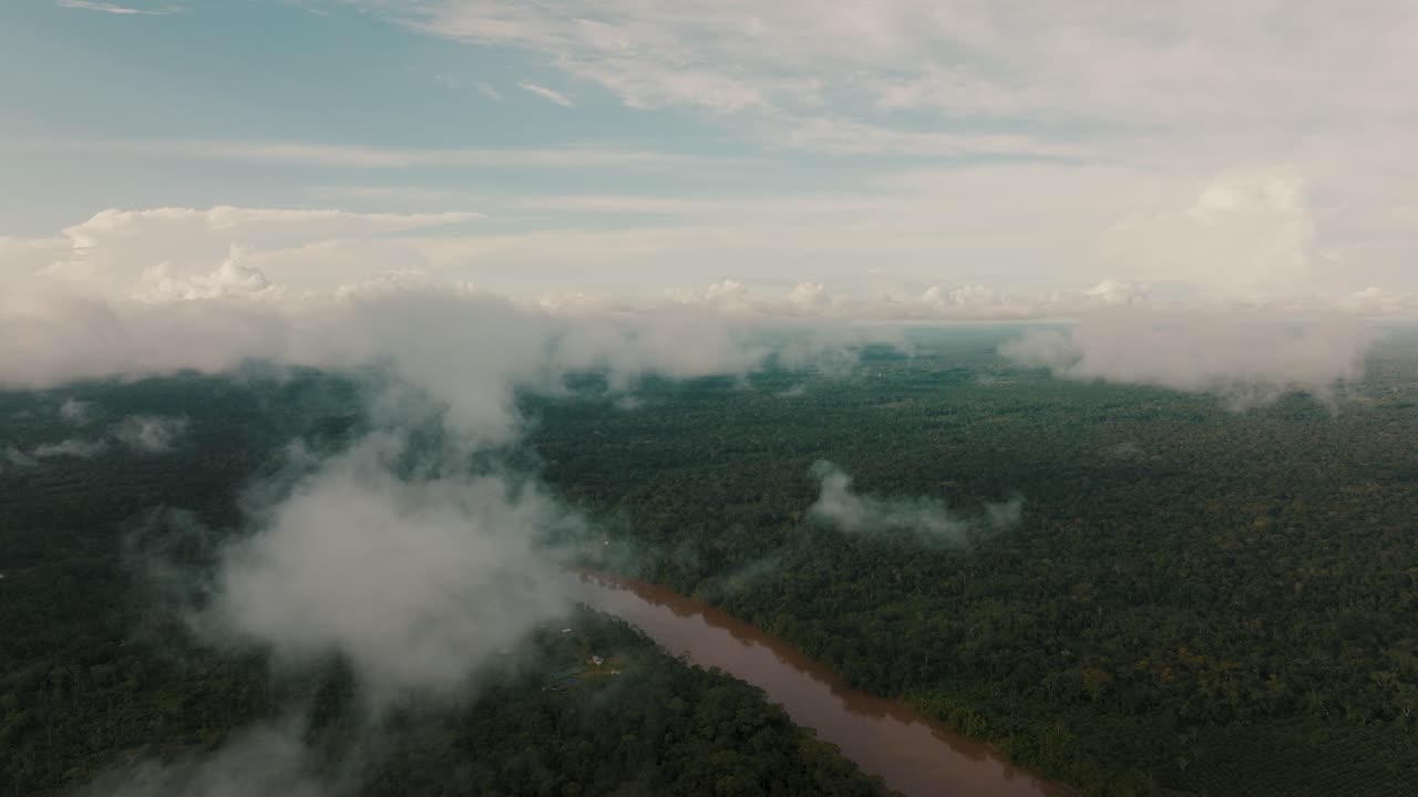 vista panorámica aérea de las nubes que se ciernen sobre la selva amazónica y el río durante el día soleado en perú