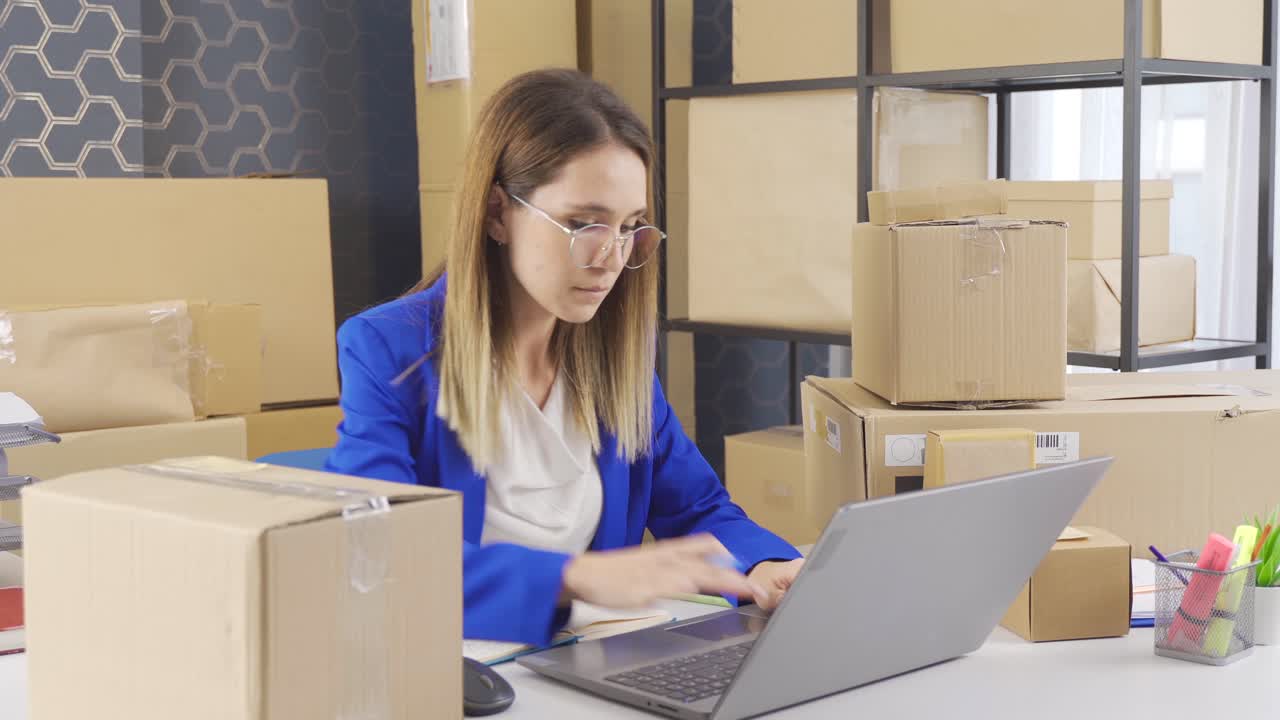 empresaria sobrecargada de trabajo mujer de negocios que vende en el comercio electrónico.