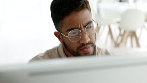 confundido, pensando y computadora de hombre de negocios