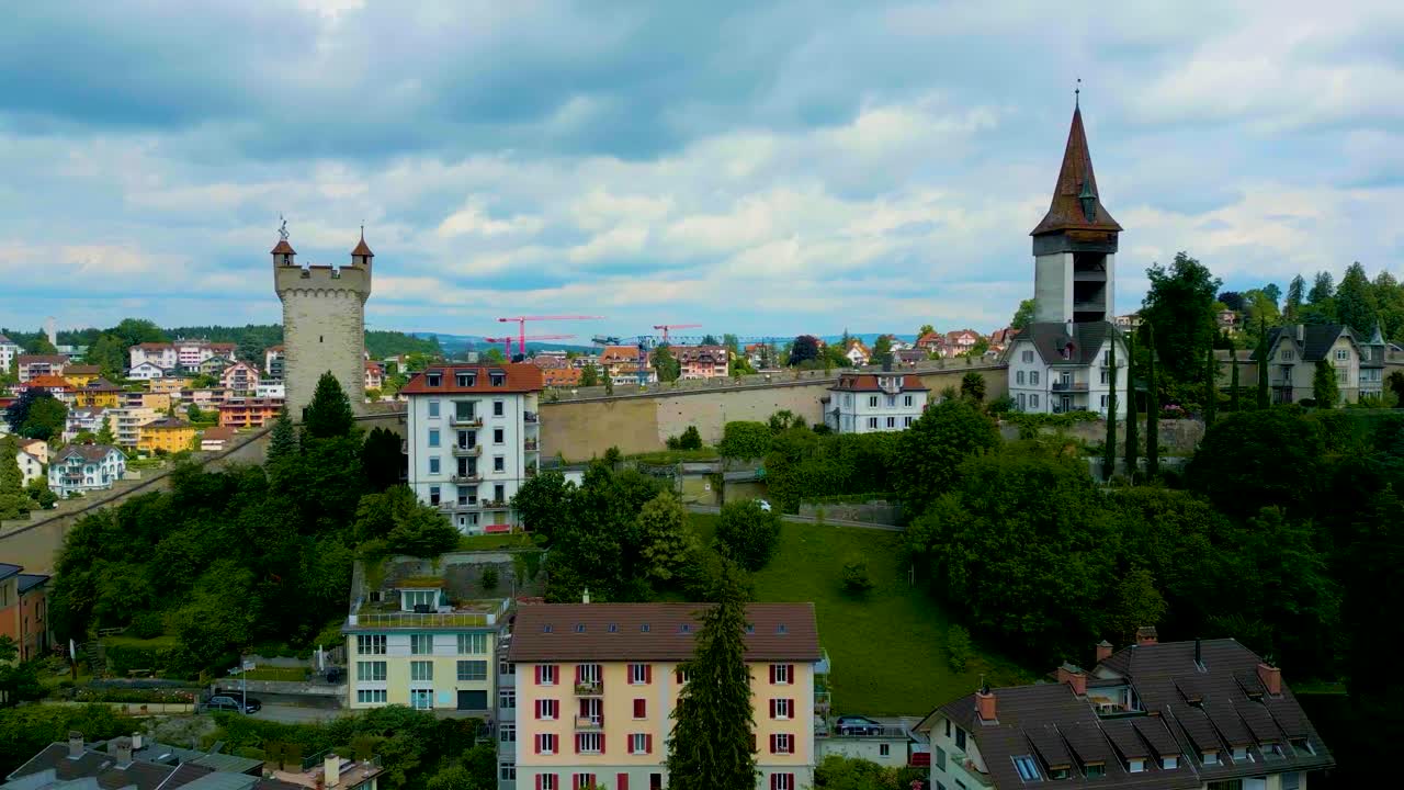 video de drones en 4k de las torres männliturm y museggmauer en el muro de musegg en lucerna, suiza