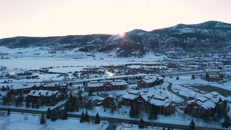 Die-Sonne-Geht-über-Schneebedeckten-Dächern-Und-Hütten-Im-Steamboat-Ski-Resort-In-Steamboat-Springs,-Colorado,-Unter