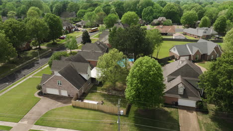 Barrio-Suburbano-En-Collierville,-Tennessee,-Que-Muestra-Una-Exuberante-Vegetación-Y-Casas-Familiares,-Vista-Aérea.