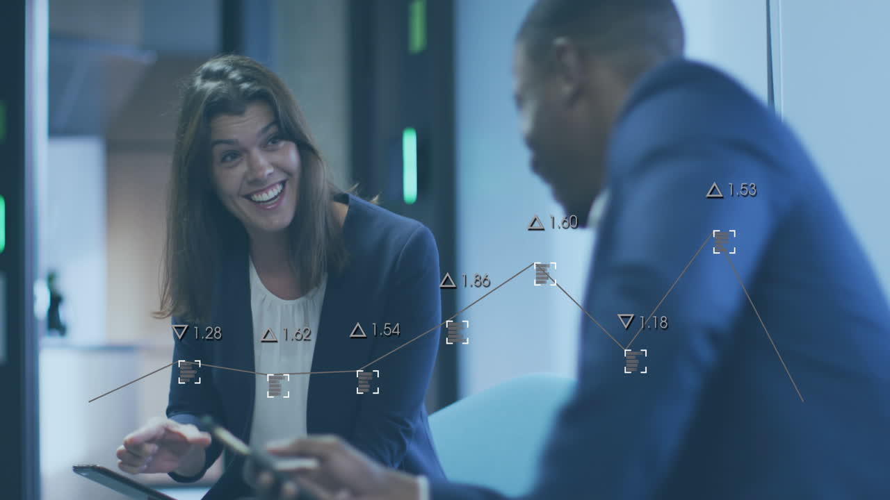 Animazione di elaborazione dati su sfondo di diversi uomini e donne d'affari che discutono in ufficio.