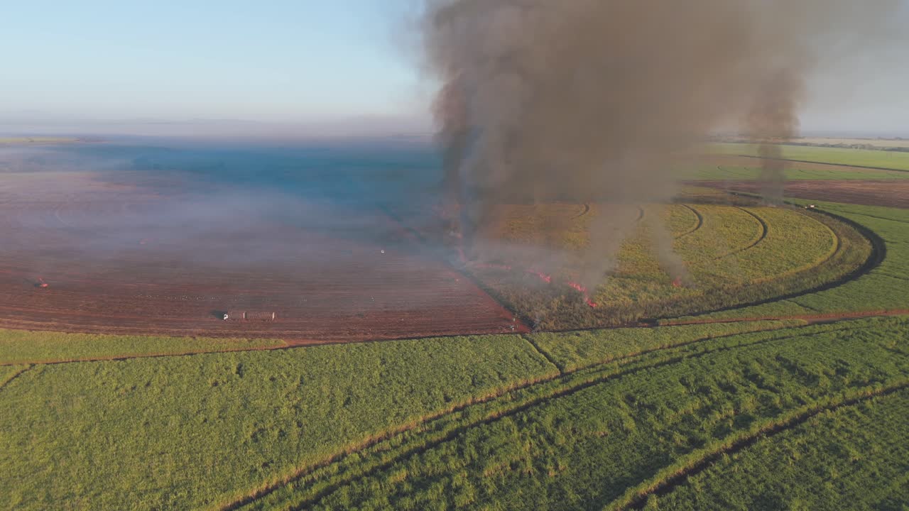 un pan aéreo lento de un fuego controlado que libera mucho humo