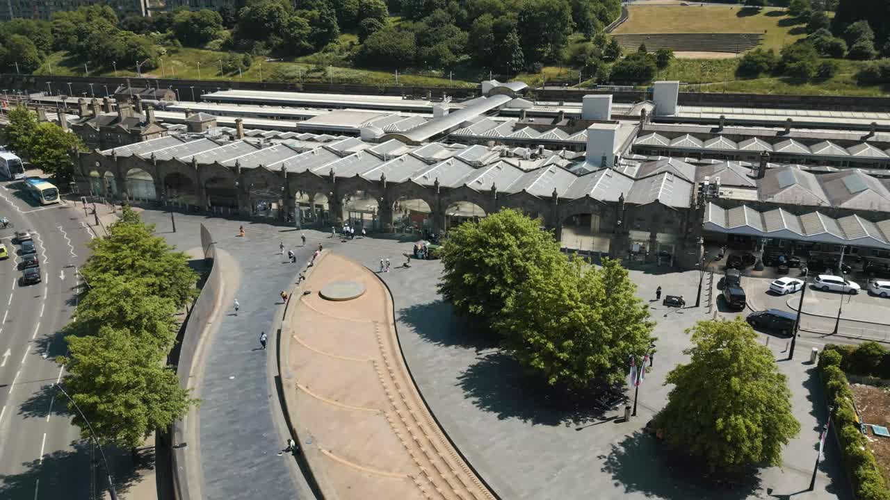 Ripresa drone di persone che arrivano alla stazione ferroviaria di Sheffield in una luminosa giornata estiva