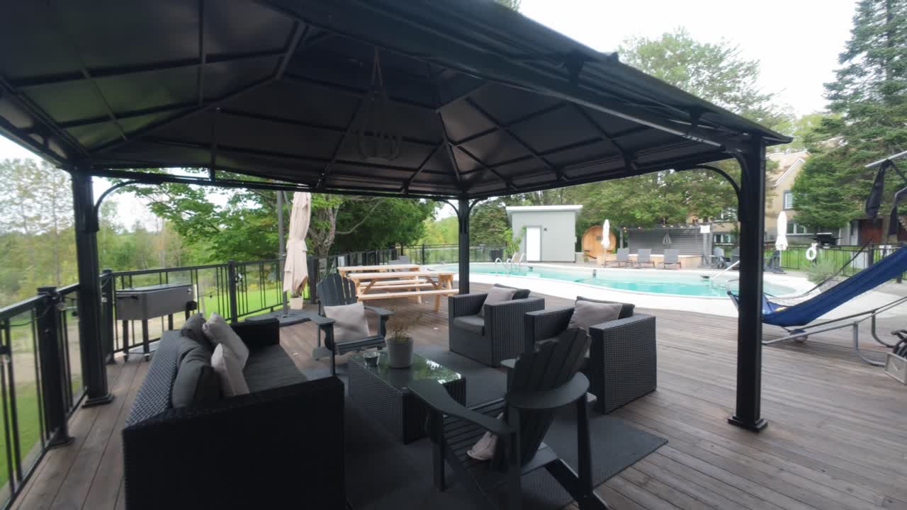 Personal tour of cabin amenities in Sutton, Quebec