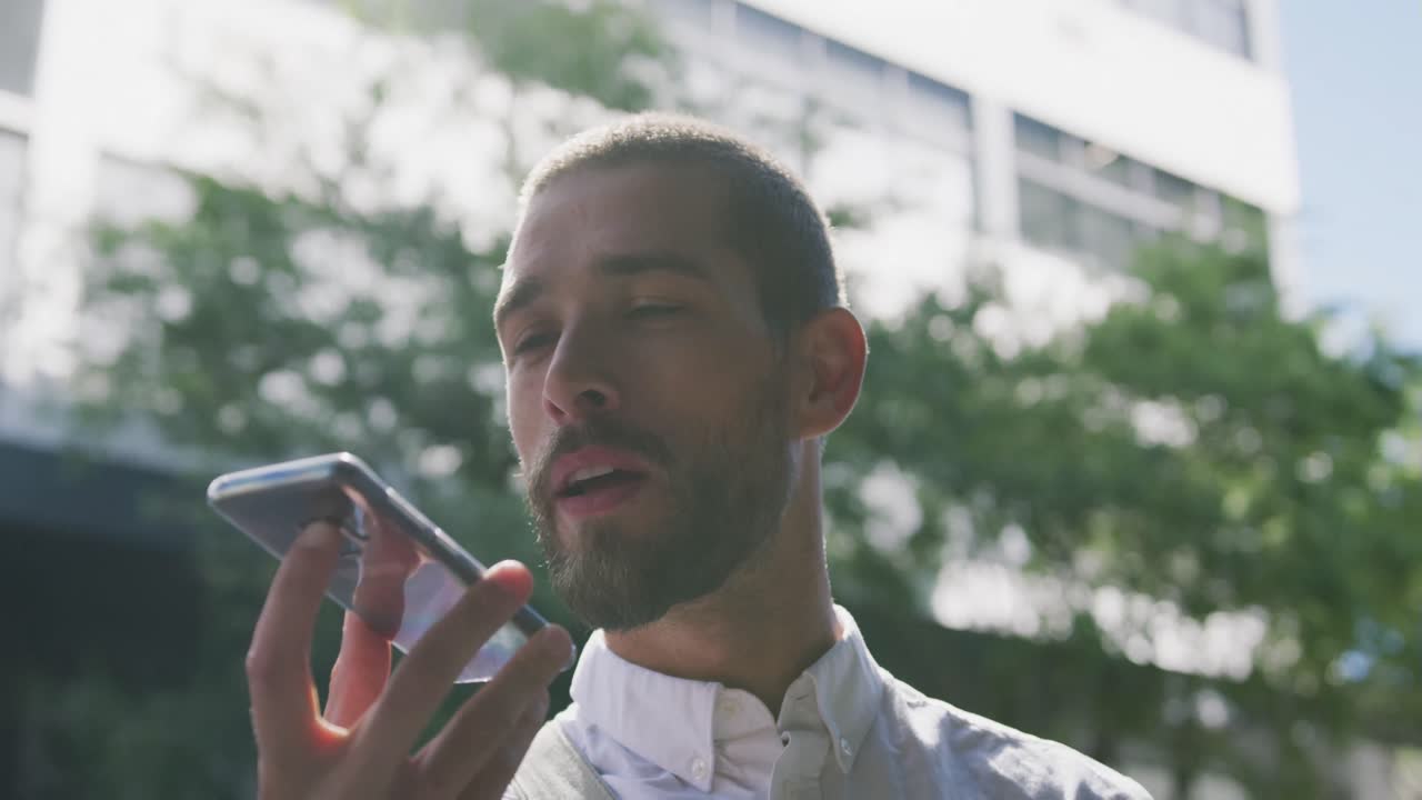 이동 중인 전문적인 젊은이