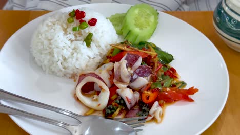 delicioso calamar picante con arroz y verduras