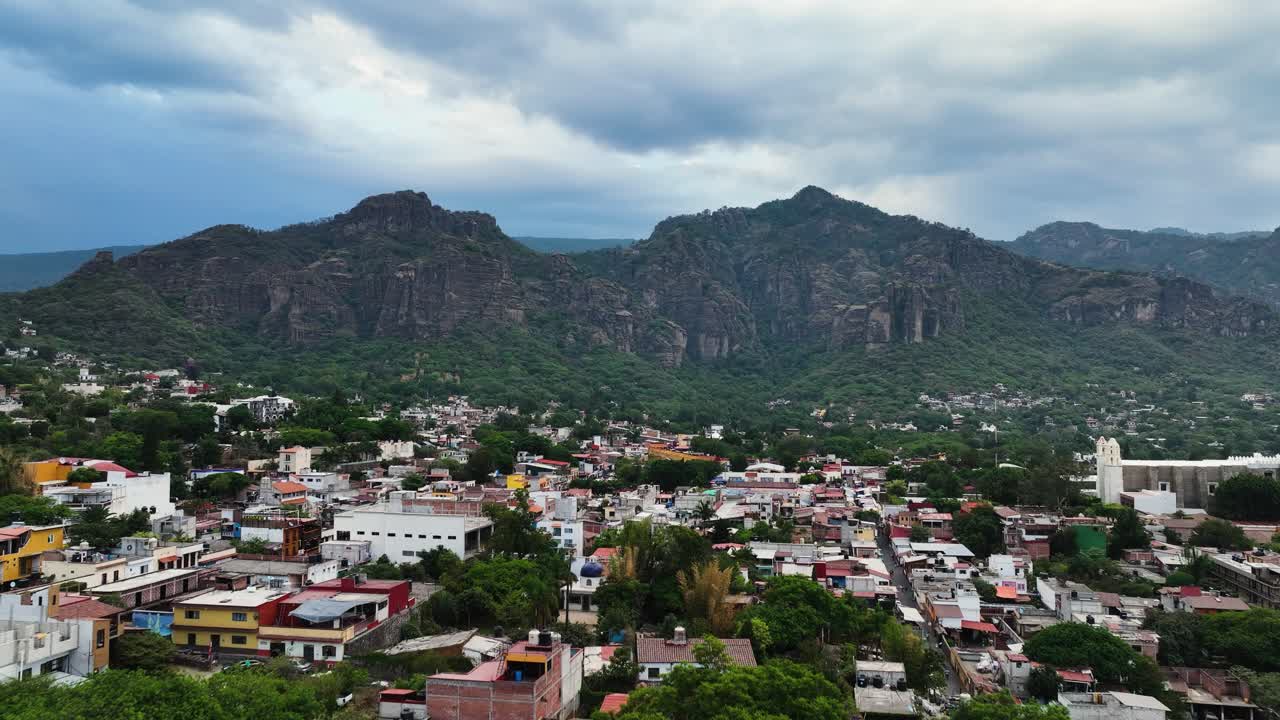 disparo de avión no tripulado que se eleva sobre el colorido paisaje de la aldea de tepoztlan en méxico