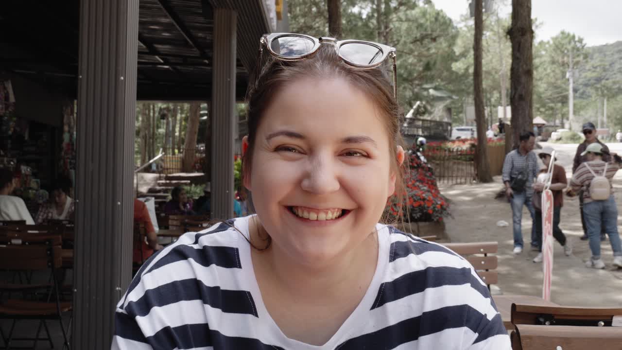 베트남 달랏 점토 터널에서 카메라를 보고 웃는 명랑한 여자