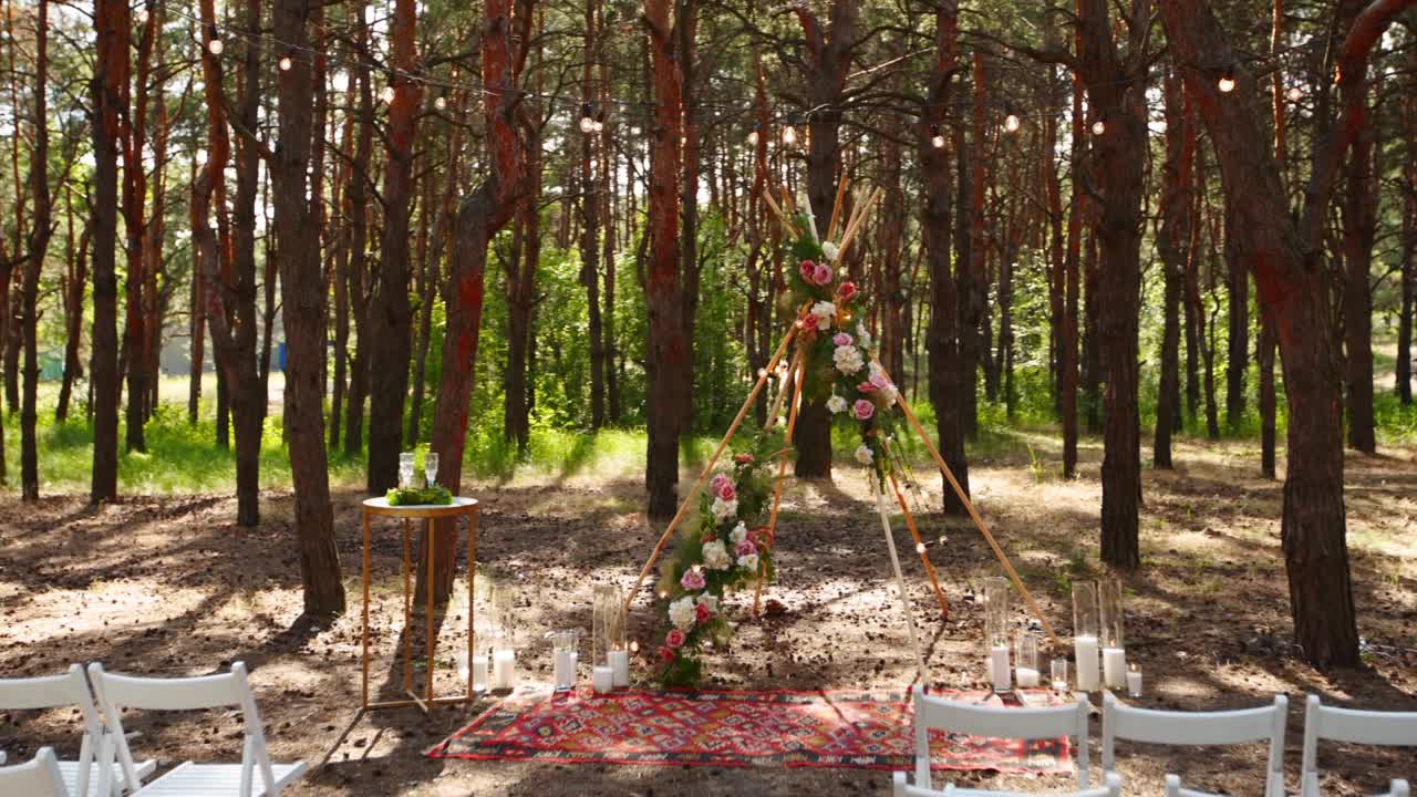 아름다운 보헤미안 티피 아치 장식 - 야외 결혼식 장소 - 소나무 숲에서 코너와 함께 - 의자, 장미의 꽃 조각, 카, 의 요정 조명 - 여름 시골 결혼식